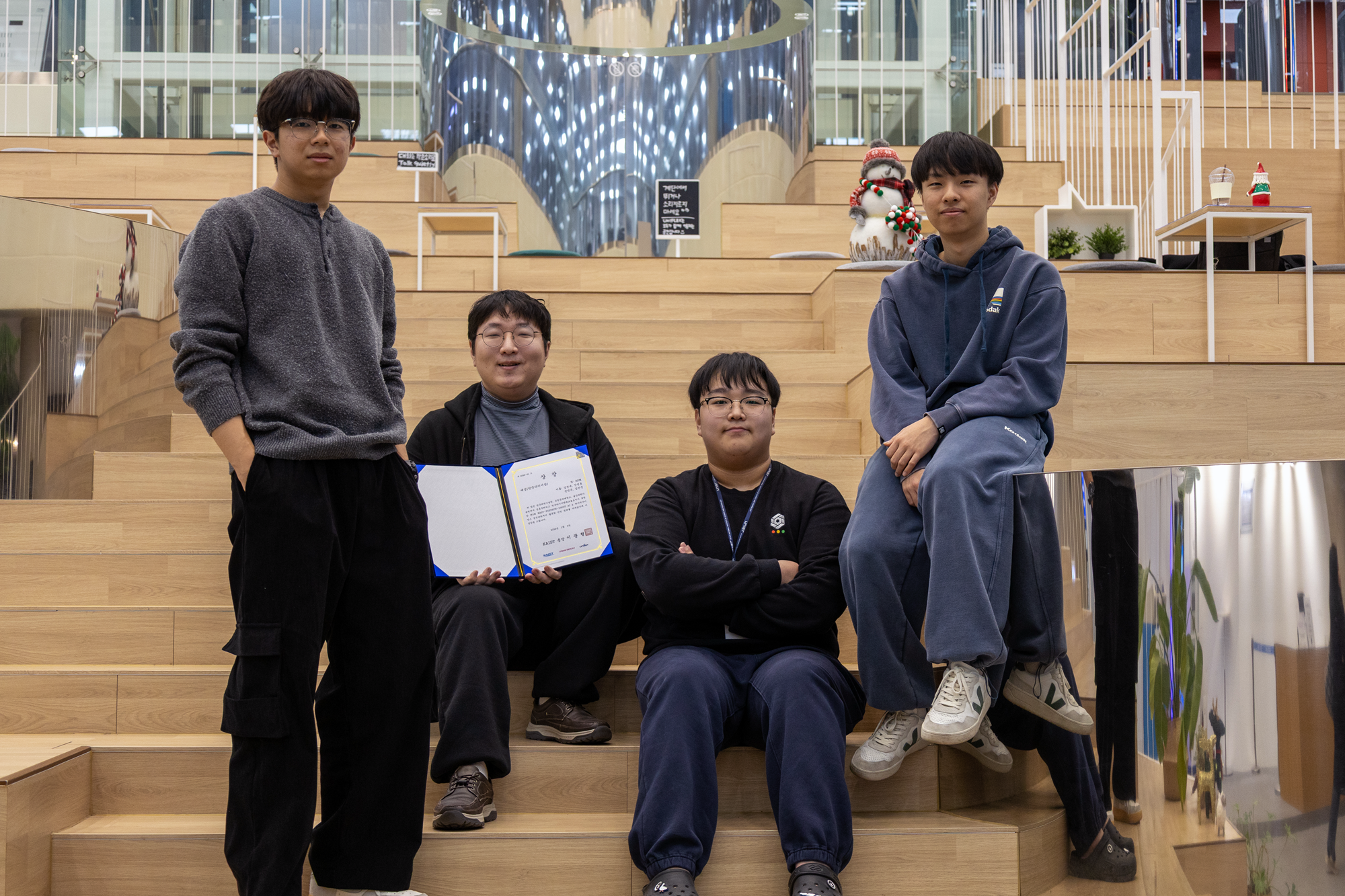 김민준(새내기학부), 김선욱(산업공학과), 안성호·전민국(컴퓨터공학과) 학생.