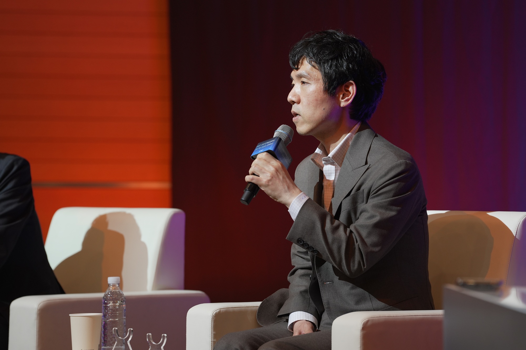 Changho Lee reflects on the insights and perseverance cultivated through Go, emphasizing the importance of the humanities in the AI era.