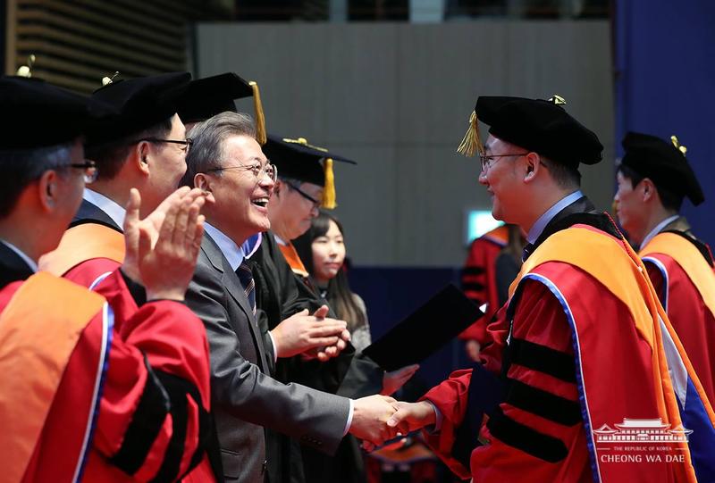 [2018 학위수여식] "여러분에게서 사람을 생각하는 과학의 길을 봅니다"