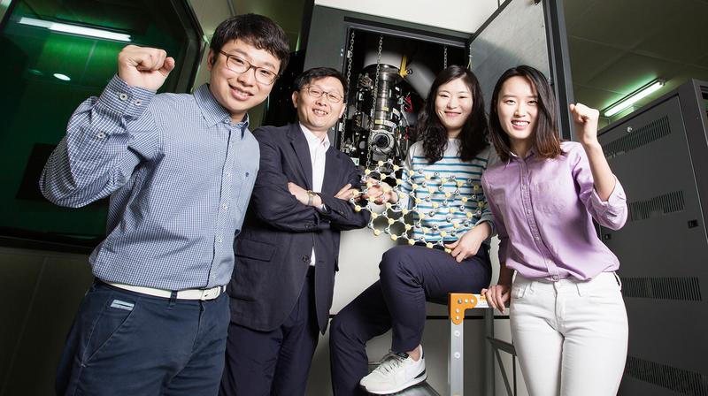 ‘백색 흑연’에 삼각형 구멍 뚫리는 장면 찍었다 